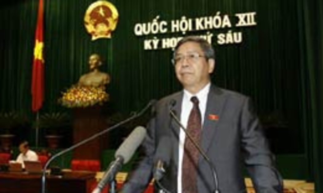 Chủ nhiệm Ủy ban Khoa học, Công nghệ và Môi trường Đặng Vũ Minh trình bày báo cáo thẩm dự án Luật An toàn thực phẩm.