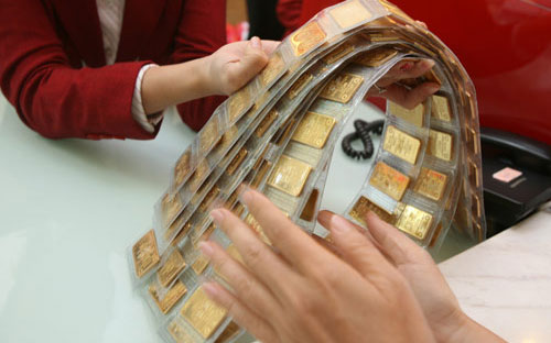 Theo số liệu của Ngân hàng Nhà nước, từ ngày 28/3-3/7, cơ quan này đã 
chào thầu 1,138 triệu lượng vàng, tương đương gần 43,8 tấn vàng, và bán 
được 1,036 triệu lượng, tương đương khoảng 39,8 tấn vàng - Ảnh: Thanh Niên.<br>