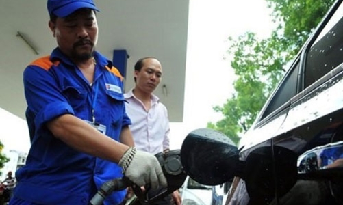 Giá xăng trong nước giảm, giá dầu tăng