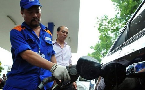 Trong lần điều chỉnh gần nhất vào ngày 4/6, sau khi trích lập và chi sử 
dụng quỹ bình ổn, giá xăng RON92 tăng 680 đồng/lít, lên mức tối đa 
16.509 đồng/lít, xăng E5 tăng 668 đồng/lít, đạt 15.983 đồng/lít.