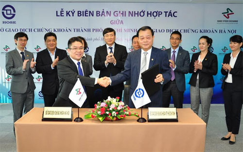 Chủ tịch HNX và HOSE ký kết biên bản ghi nhớ.<br>