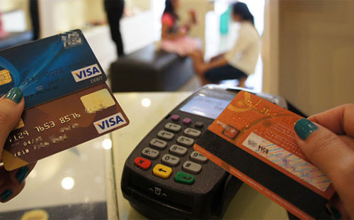 Cục Quản lý Cạnh tranh cho rằng, nếu phát hiện quyền lợi của mình bị xâm
 phạm, người tiêu dùng có quyền phản ánh, khiếu nại tới ngân hàng hoặc 
các cơ quan, tổ chức để làm rõ và bảo vệ quyền lợi chính đáng của mình.