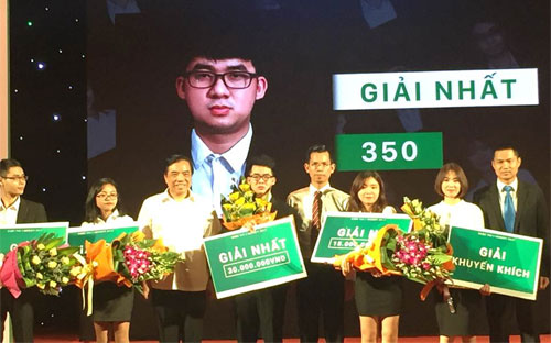 Ông Đặng Tài An Trang (thứ tư từ phải sang) - Vụ trưởng vụ tổ chức cán 
bộ, Ủy ban Chứng khoán Nhà nước; PGS,TS. Bùi Anh Tuấn (thứ ba từ trái 
sang) - Hiệu trưởng trường Đại học Ngoại thương, Trưởng Ban tổ chức cuộc
 thi I-INVEST!2017 và ông Phan Anh Vũ (ảnh phải) - Phó giám đốc VCBS 
chụp ảnh lưu niệm cùng với các thí sinh tại đêm chung kết.