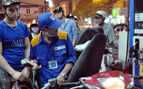 Kể từ ngày 21/3 đến nay, giá xăng đã tăng lần thứ 6 liên tiếp với mức tăng tổng cộng gần 2.000 đồng/lít.