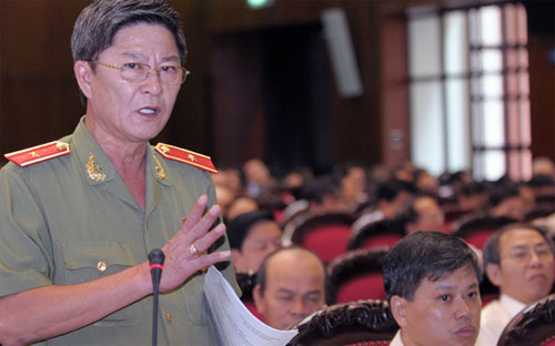Đại biểu Quốc hội tỉnh Ninh Thuận Huỳnh Thế Kỳ phát biểu tại hội trường.