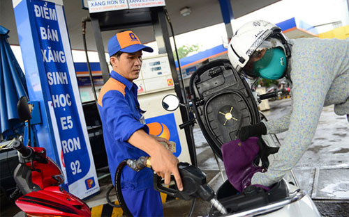 Cả năm 2015, giá xăng đã trải qua 6 lần tăng, 12 lần giảm, với tổng mức giảm đạt 1.500 đồng/lít.