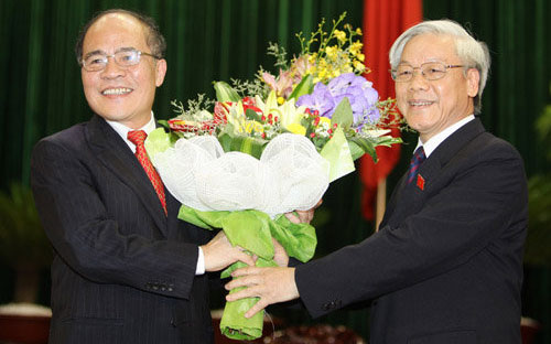 Kỳ họp thứ nhất Quốc hội khóa 13, Tổng bí thư Nguyễn Phú Trọng hẹn Chủ tịch Quốc hội Nguyễn Sinh Hùng "chén mừng..." - Ảnh: Tuổi Trẻ.<br>