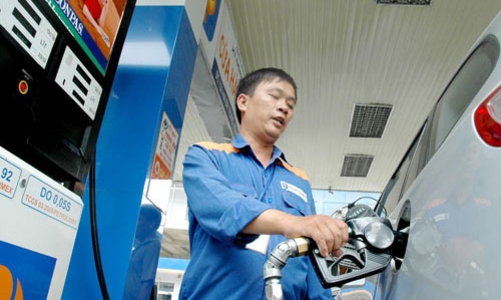 Giá xăng giảm gần 400 đồng, giá dầu giảm mạnh