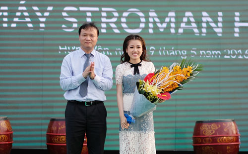 Thứ trưởng Bộ Công thương Đỗ Thắng Hải tặng hoa chúc mừng  bà Nguyễn Phương Anh - Tổng giám đốc Công ty Cổ phần Ống Nhựa Stroman Việt Nam.