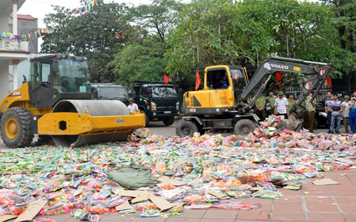 Tiêu hủy hàng giả, hàng nhái - Ảnh minh họa.<br>