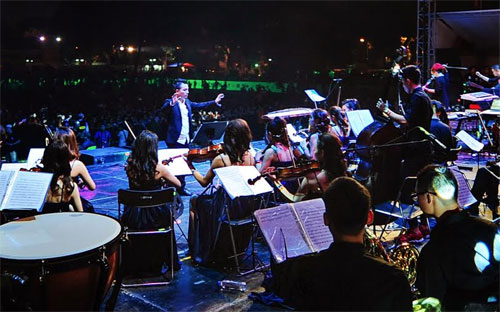 BOND là nhóm nhạc đầu tiên trên thế giới theo đuổi dòng nhạc cổ điển 
giao thoa (Classical Crossover) với những bản nhạc cổ điển được chơi 
theo tiết tấu đương đại sôi nổi. 