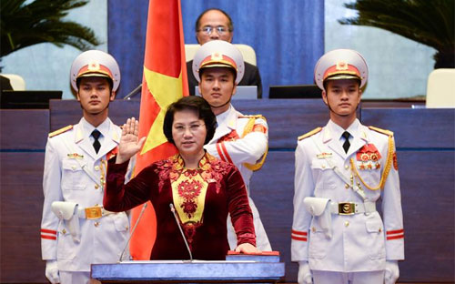 Nghi thức tuyên thệ của tân Chủ tịch Quốc hội Nguyễn Thị Kim Ngân - Ảnh: Đức Nam.<br>