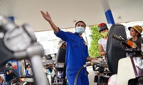 Giá xăng giảm lần thứ 10 trong năm