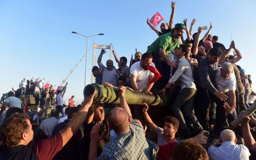 Những người ủng hộ Tổng thống Thổ Nhĩ Kỳ Tayyip Erdogan hò reo chiến thắng trên cầu Bosphorus ở thành phố Istanbul &nbsp;- Ảnh: Reuters.<br>