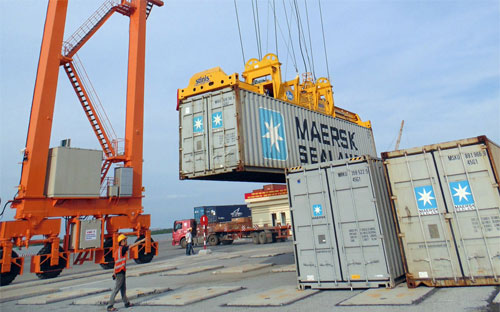 So với tháng 3/2016, số ngày làm việc của tháng 4 ít hơn nên kim 
ngạch cả xuất khẩu và nhập khẩu đều giảm hơn so với tháng trước - Ảnh minh họa.<br>