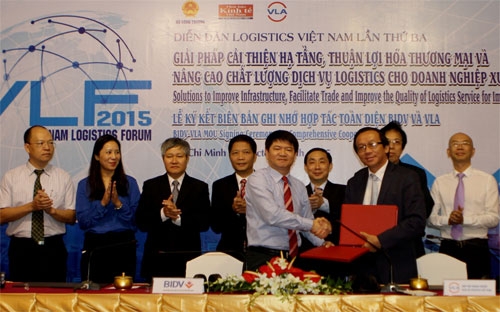 Ông Lê Trung Thành - Phó tổng giám đốc BIDV và ông Đỗ Xuân Quang - 
Chủ tịch VLA đại diện hai đơn vị thực hiện ký kết Biên bản ghi nhớ. 