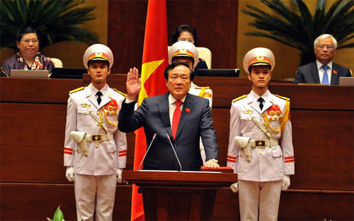 Ông Nguyễn Hoà Bình tuyên thệ trước Quốc hội sáng 8/4/2016.<br>