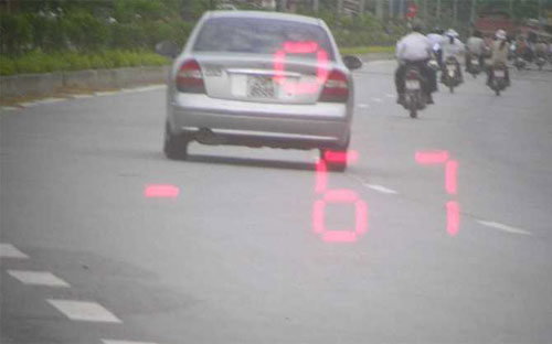 Cử tri tỉnh An Giang tỏ thái độ không đồng tình với việc các cảnh sát giao thông thường xuyên nấp trong các bụi cây để bắn tốc độ phương tiện tham gia giao thông - Ảnh minh họa.<br>