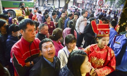 Xếp hàng mua vàng ngày Thần Tài