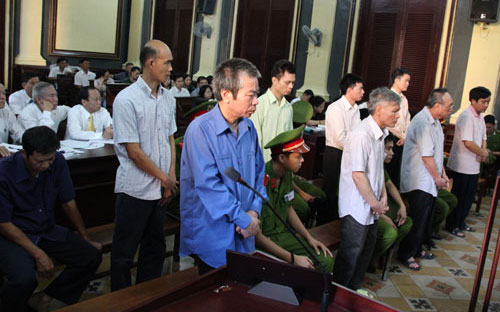 Vũ Quốc Hảo và các đồng phạm tại tòa.