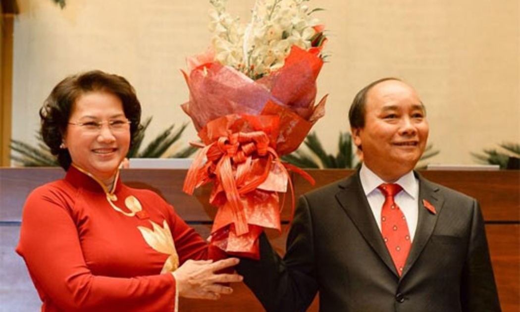 Chủ tịch Quốc hội Nguyễn Thị Kim Ngân tặng hoa chúc mừng tân Thủ tướng Nguyễn Xuân Phúc sáng 7/4/2016.<br>