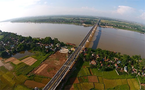 Hiện có khá nhiều nhà đầu tư quan tâm tới quy hoạch sông Hồng, trong đó có những đề xuất táo bạo về triển khai dự án bất động sản, công trình giao thông.<br>