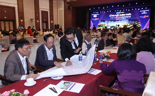 Đông đảo khách hàng, nhà đầu tư quan tâm tìm hiểu các sản phẩm của FLC Lux City.