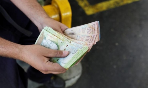 Cung tiền Venezuela tăng gấp đôi sau một năm