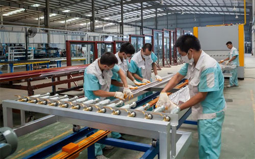 Cửa nhôm sơn vân gỗ thừa hưởng các đặc điểm nổi bật của cửa nhôm Eurowindow đó là làm tăng tính thẩm mỹ cho ngôi nhà.