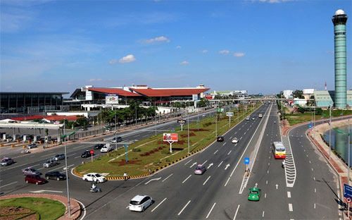 Sân bay Nội Bài hiện đang quá tải vì lượng khách và số máy bay tăng nhanh.<br>