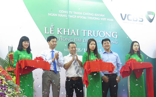 Ông Vũ Quang Đông (bên trái) - Giám đốc VCBS, và đại diện ban lãnh đạo Công ty cắt băng khai trương Văn phòng đại diện Hải Phòng.