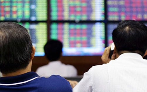 Những tháng cuối năm 2013 và cả năm 2014 cổ phiếu dầu khí sẽ bị tác 
động mạnh, bởi Tập đoàn Dầu khí Việt Nam (Petro Vietnam) quyết liệt 
thoái vốn tại những đơn vị không thuộc ngành nghề kinh doanh chính.