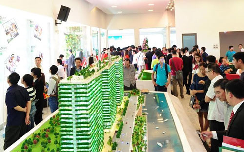 Khách hàng tham quan dự án tại lễ khai trương tổ hợp nhà mẫu Diamond Lotus Riverside.