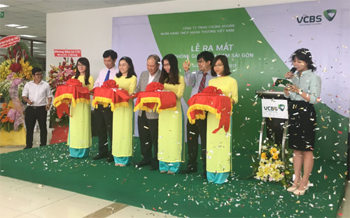 Lãnh đạo VCBS và Vietcombank Nam Sài Gòn cắt băng khai trương Phòng giao dịch VCBS Nam Sài Gòn.