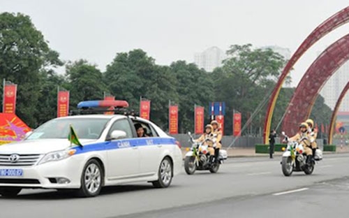 Văn phòng Chính phủ lưu ý, khi Thủ tướng đến thăm, khảo sát các địa 
điểm, thành phần tham gia đoàn gồm lãnh đạo các tỉnh, thành, lãnh đạo 
các bộ và Văn phòng Chính phủ.