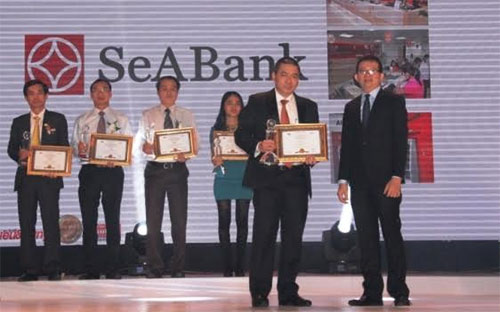 Đại diện SeABank nhận danh hiệu uy tín “Top 100 sản phẩm/dịch vụ được Tin &amp; Dùng năm 2015”.<br>