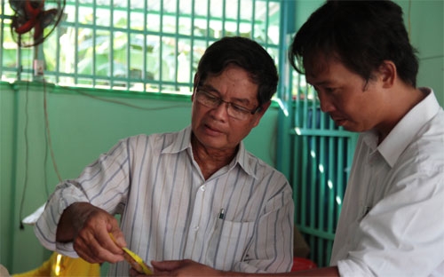 Doanh nhân Huỳnh Văn Bé giới thiệu sản phẩm muối sấy - Ảnh: Mỹ An.