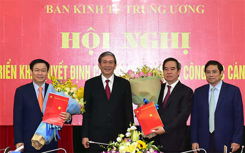 Ông Đinh Thế Huynh, ông Phạm Minh Chính trao các quyết định của Bộ Chính trị về công tác cán bộ cho các ông Nguyễn Văn Bình, Vương Đình Huệ - Ảnh: VGP.