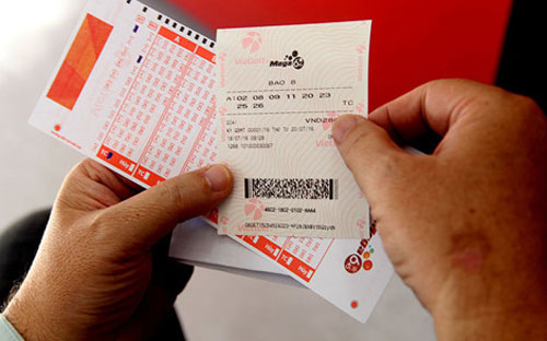 Sau 4 tháng triển khai bán vé số tại 5 tỉnh miền Nam, đặc biệt là 1 
tháng gần đây, Vietlott gây sự chú ý khi liên tục công bố 3 người trúng 
số với tổng giá trị giải thưởng 228 tỷ đồng. 