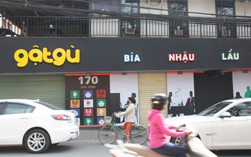 Một biển hiệu trên phố Thái Thịnh - Hà Nội - Ảnh: VnExpress.<br>