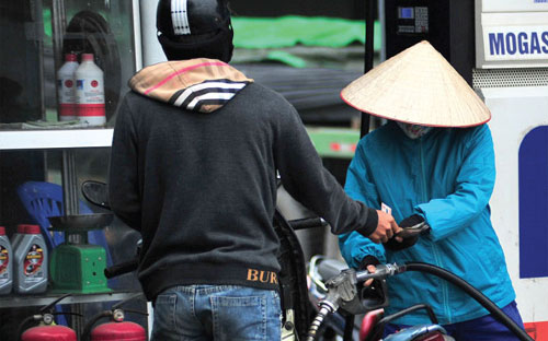 Từ ngày 18/3, thuế nhập khẩu xăng khoáng và xăng sinh học vẫn giữ nguyên
 ở mức 20%, dầu diesel giảm từ 10% xuống 7%, dầu hoả giảm từ 13% xuống 
7%.