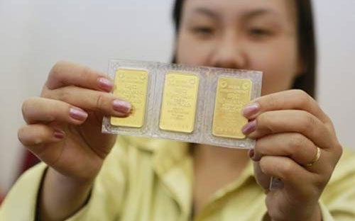 Giá trúng thầu phiên hôm nay dao động từ 37,94-38 triệu đồng/lượng, cao 
hơn từ gần 100.000-150.000 đồng/lượng so với giá vàng SJC thu mua trên 
thị trường ở thời điểm diễn ra phiên đấu thầu.