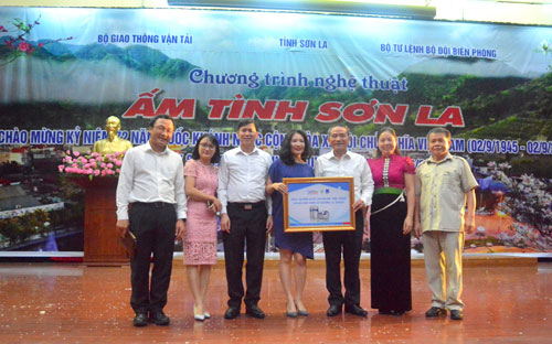 Đại diện Tập đoàn Tân Á Đại Thành cùng Bộ trưởng Bộ Giao thông vận tải, Chủ tịch UBND tỉnh Sơn La và đại diện các ban ngành trao tặng 100 bồn nước tới bà con vùng lũ huyện Mường La, Sơn La.<br>