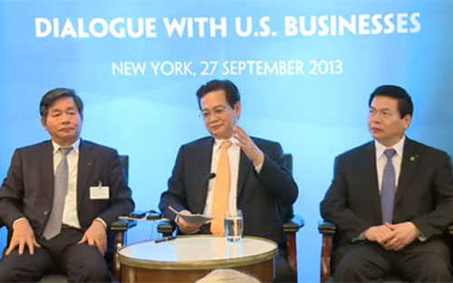 Thủ tướng Nguyễn Tấn Dũng (giữa) cùng Bộ trưởng Bộ Kế hoạch và Đầu tư Bùi Quang Vinh (trái) và Bộ trưởng Bộ Công Thương Vũ Huy Hoàng tham dự Diễn đàn Đầu tư Việt-Mỹ, đồng thời đối thoại với đại diện các doanh nghiệp lớn của Hoa Kỳ hôm 27/9/2013 - Ảnh: VOV.<strong><br></strong>