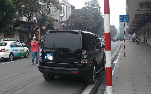 Một chiếc xe sang mang biển 80A.<br>