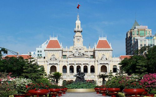 Tp.HCM sẽ tiến hành rà soát lại bộ máy các cơ quan chuyên môn thuộc UBND thành phố, UBND quận, huyện theo hướng thu gọn đầu mối, giảm bớt khâu 
trung gian, quản lý đa ngành đa lĩnh vực, đáp ứng yêu cầu của đô thị đặc
 biệt. 