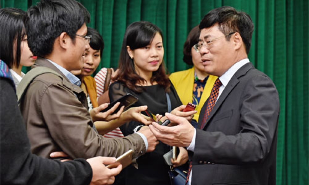 <b> </b>Ông Trương Hùng Long - Cục trưởng Cục Quản lý nợ và Tài chính đối ngoại trao đổi với báo giới tại trụ sở Bộ Tài chính hôm 22/3.<b><br></b>