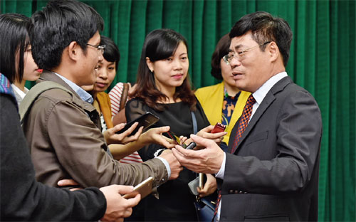 <b> </b>Ông Trương Hùng Long - Cục trưởng Cục Quản lý nợ và Tài chính đối ngoại trao đổi với báo giới tại trụ sở Bộ Tài chính hôm 22/3.<b><br></b>