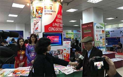 GS. Đào Nguyên Cát - Tổng biên tập Thời Báo Kinh tế Việt Nam trả lời phỏng vấn các cơ quan báo chí, truyền hình tại lễ khai mạc sáng 17/3.<br>