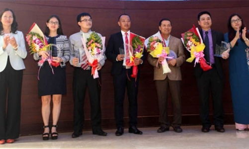 VCBS nhận kỷ niệm chương công ty chứng khoán tiêu biểu